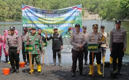 Peringati HUT Korps Brimob ke-78 dan Polairud ke-73, Polres Tulungagung Tanam Pohon Mangrove di Pesisir Pantai Niyama