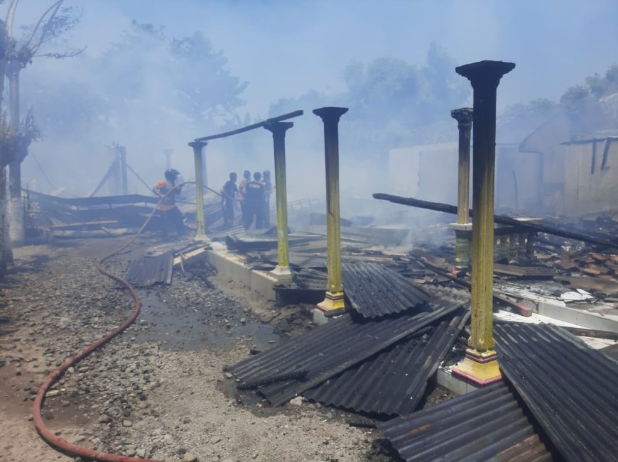 Kebakaran di Situbondo Menghancurkan Empat Rumah dan Toko