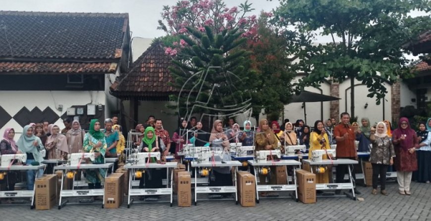 DPRD Tulungagung Salurkan Bantuan Mesin Jahit dan Pelatihan Desain Busana untuk Warga, Dorong Kemandirian Ekonomi