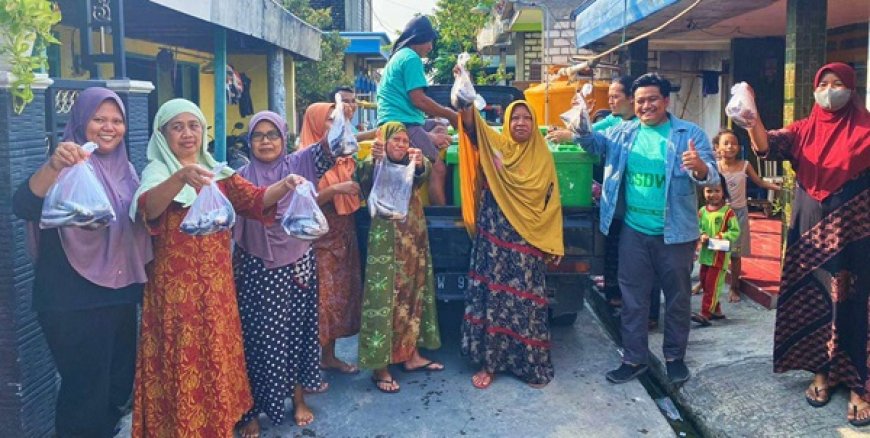 Tekan Stunting, Anggota DPRD Gresik Ini Bagi-bagi Ikan Segar