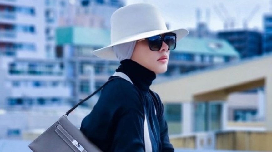 Syahrini Tampil Menggoda dalam Outfit Denim Branded yang Fantastis