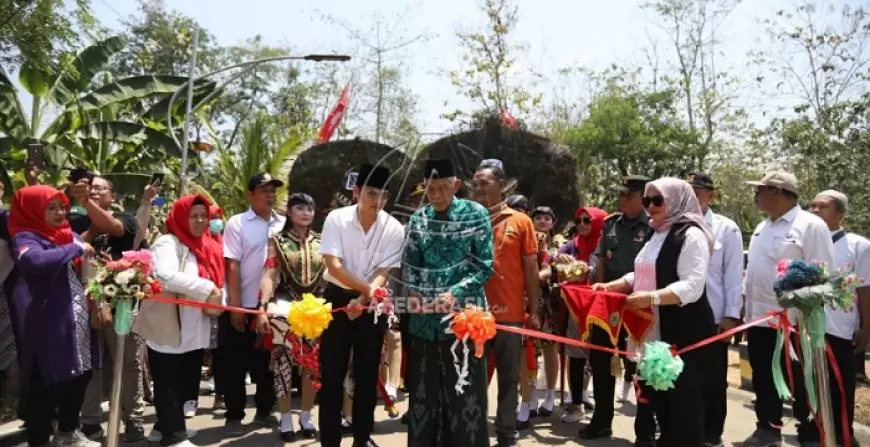 Bupati Trenggalek Resmikan Jembatan Bhinneka Tunggal Ika dan TPS 3R di Desa Banaran