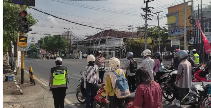 Semua Kendaraan Dihentikan, Polisi Ajak Pengemudi Mengheningkan Cipta Hari Pahlawan