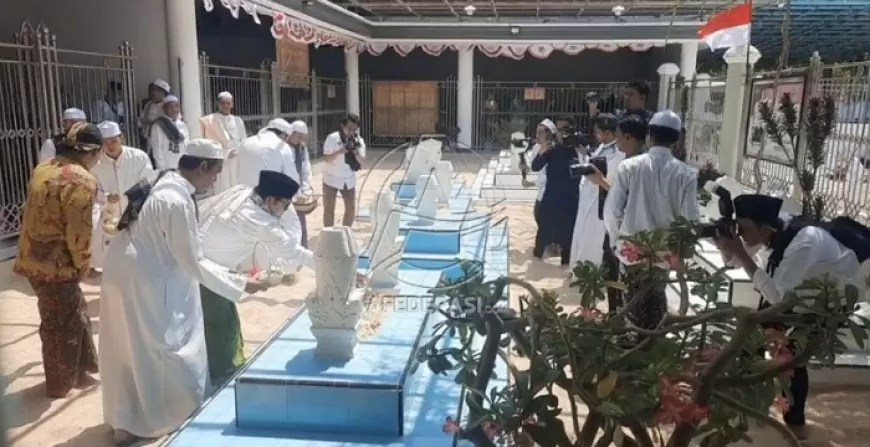 Peringatan Hari Pahlawan: Muhaimin Iskandar Ziarah ke Makam Pahlawan Nasional KHR Asad Syamsul Arifin di Sukorejo, Situbondo