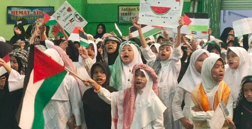 Momen Hari Pahlawan, Siswa MINU Gresik Gelar Doa, Teatrikal dan Berbagi Semangka Simbol Solidaritas Palestina