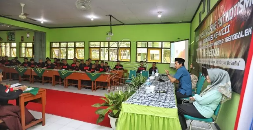 Wakil Bupati Syah Berikan Pembekalan kepada Kopasda SMA Negeri 2 Trenggalek tentang Pentingnya Berperilaku Baik