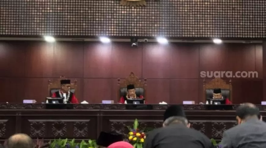 Ketua Mahkamah Konstitusi Suhartoyo Dilantik, Menangis Saat Berpidato