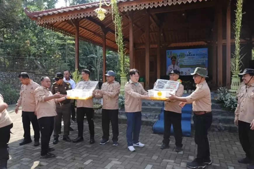 Pemkab Jombang dan Stakeholder Gelar Aksi Tanam Pohon