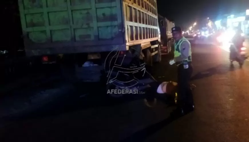 Diduga Oleng Saat Berkendara, Pemotor Tewas Tabrak Truk Parkir