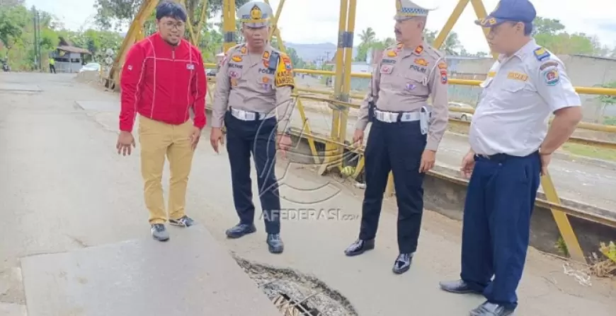 Kasatlantas Polres Trenggalek Bersama Stakeholder Terkait, Cek Kondisi Jembatan Plengkung