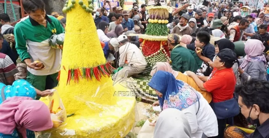 Warga Terluka saat Perebutan Buceng Lanang dan Buceng Wadon di Peringatan Hari Jadi Kabupaten Tulungagung