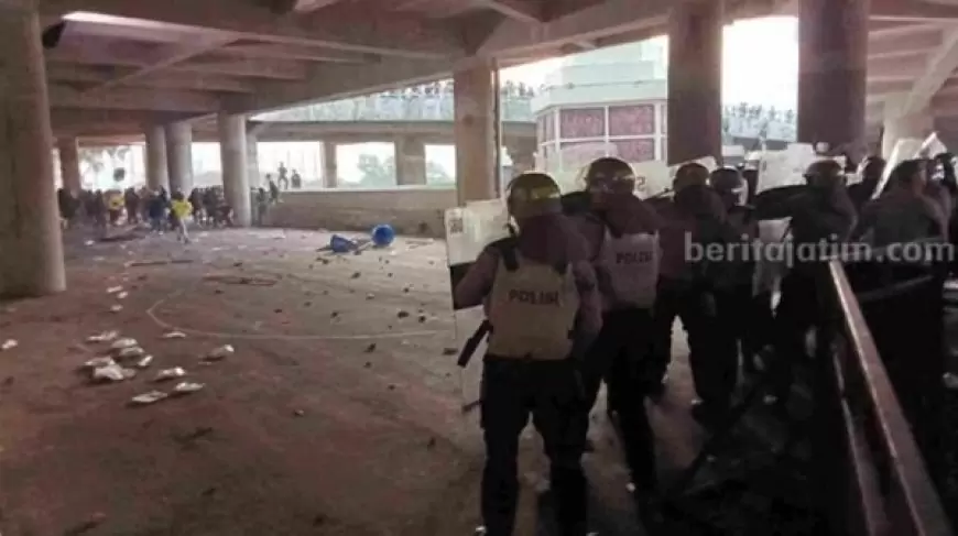 Kericuhan Pasca-Laga: Gas Air Mata Ditembakkan ke Suporter oleh Polda Jawa Timur, Kabid Humas Beri Penjelasan