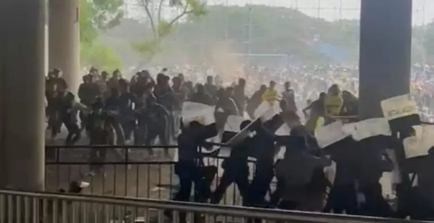 Suporter Gresik United Ricuh Dengan Aparat Diluar Stadion, Usai GU Takluk Deltras Skor 1-2