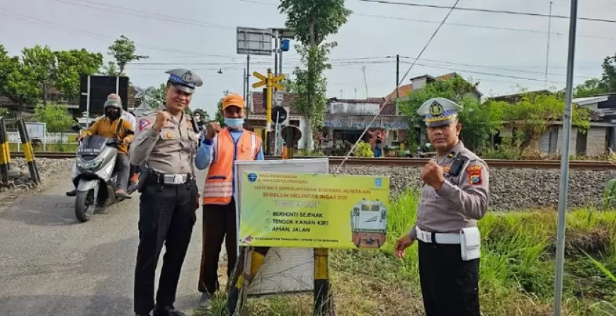 Tekan Angka Kecelakaan, Satlantas Polres Tulungagung Pasang Himbauan Keselamatan di Perlintasan Kereta Api