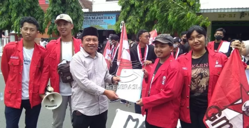 Puluhan Mahasiswa GMNI Trenggalek Desak Pemerintah Kabupaten