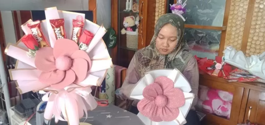 Jelang  Momen Hari Guru Perajin Buket Kebanjiran Order