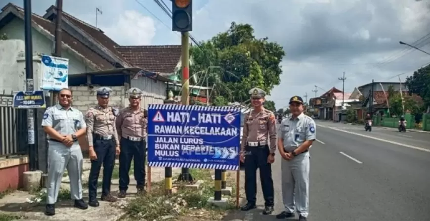 Satlantas Polres Tulungagung Pasang Papan Himbauan di Tiga Titik Rawan Kecelakaan
