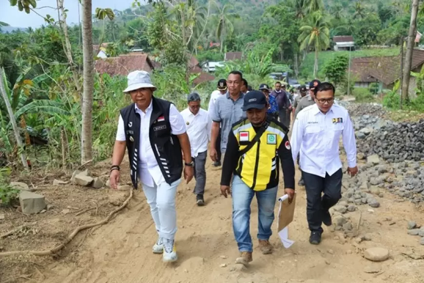 Bupati Hendy Perbaiki Jalan hingga Pemukiman dan Pantai Bandealit
