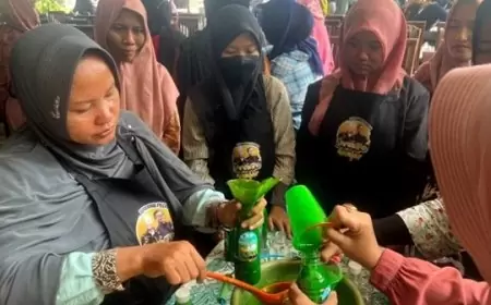 Ganjar Pranowo Dukung Pelatihan Wirausaha Sabun Cuci di Kendal, Jawa Tengah