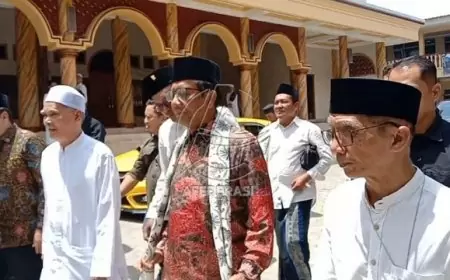 Mahfud MD Silaturahmi dan Ziarah Makam ke Ponpes Sukorejo Situbondo