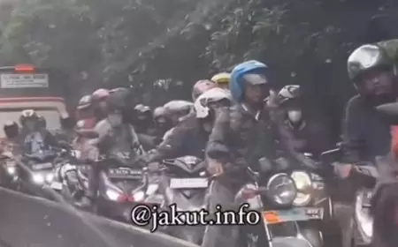 Puluhan Pemotor Nekat Melawan Arah di Jalur TransJakarta, Hindari Razia dengan Berhadapan Langsung dengan Bus