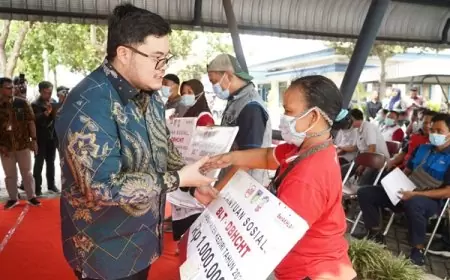 Mas Dhito Salurkan BLT Dana Bagi Hasil Cukai Tembakau Kepada 12.449 Buruh Pabrik Rokok