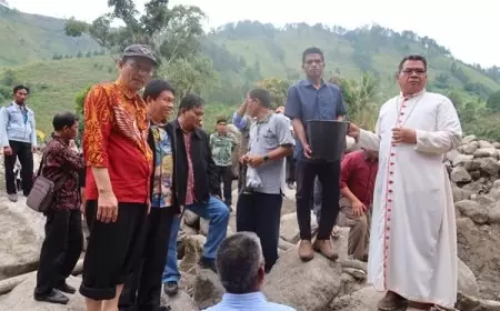 Dirjen Bimas Katolik Salurkan Bantuan dan Dukungan Moril untuk Korban Banjir di Simangulampe