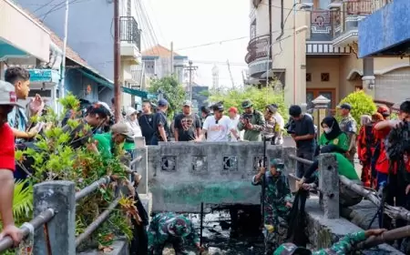 Kolaborasi Antar Instansi, Bupati Gresik Dan Dandim 0817 Bersama Relawan Bersihkan Pasar Baru Gresik