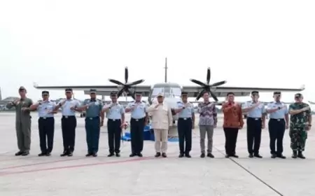 Menteri Pertahanan Prabowo Subianto Resmi Serahkan Pesawat NC-212i Buatan PT Dirgantara Indonesia ke TNI Angkatan Udara