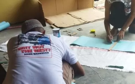 Relawan ANies Lumajang Sosialisasikan Pasangan Anies-Muhaimin dengan Stiker dan Spanduk Rakyat