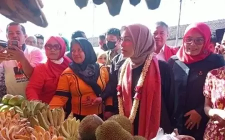 Perbandingan Harga Barang Dapur: Siti Atikoh Blusukan di Pasar Ngemplak Tulungagung