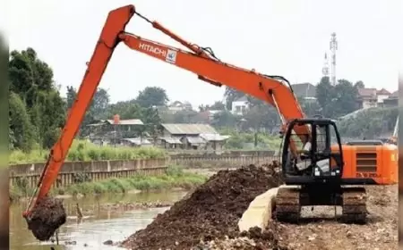 Pemkot Jakarta Barat Normalisasi 189 Saluran Air untuk Menanggulangi Banjir