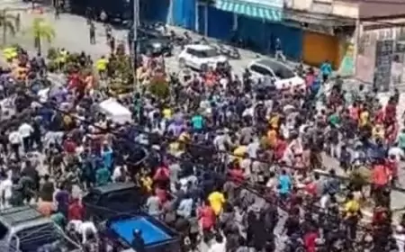 Kericuhan Mencekam Pasca Arak-arakan Jenazah Mantan Gubernur Papua Lukas Enembe