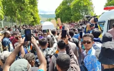 Jenazah Lukas Enembe Tiba di Bandara Sentari, Kabupaten Jayapura: Disambut Haru Warga