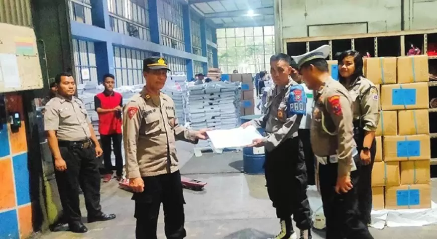 Pastikan Logistik Pemilu Aman , Polisi Jaga Ketat PT Temperina Pencetak Material Pemilu