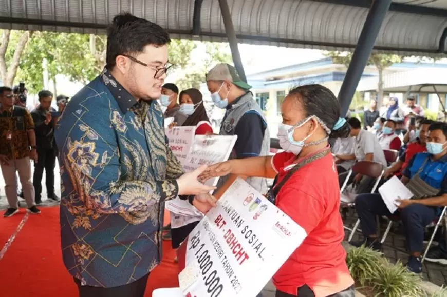 Mas Dhito Salurkan BLT Dana Bagi Hasil Cukai Tembakau Kepada 12.449 Buruh Pabrik Rokok