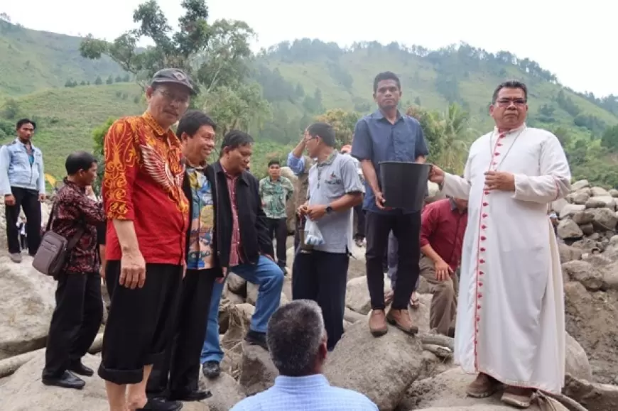 Dirjen Bimas Katolik Salurkan Bantuan dan Dukungan Moril untuk Korban Banjir di Simangulampe