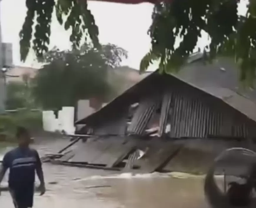 Diterpa Angin Kencang, Dua Bangunan Semi Permainan di Gresik Ambruk