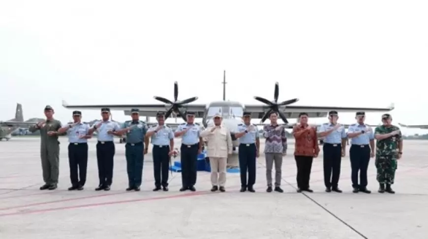 Menteri Pertahanan Prabowo Subianto Resmi Serahkan Pesawat NC-212i Buatan PT Dirgantara Indonesia ke TNI Angkatan Udara