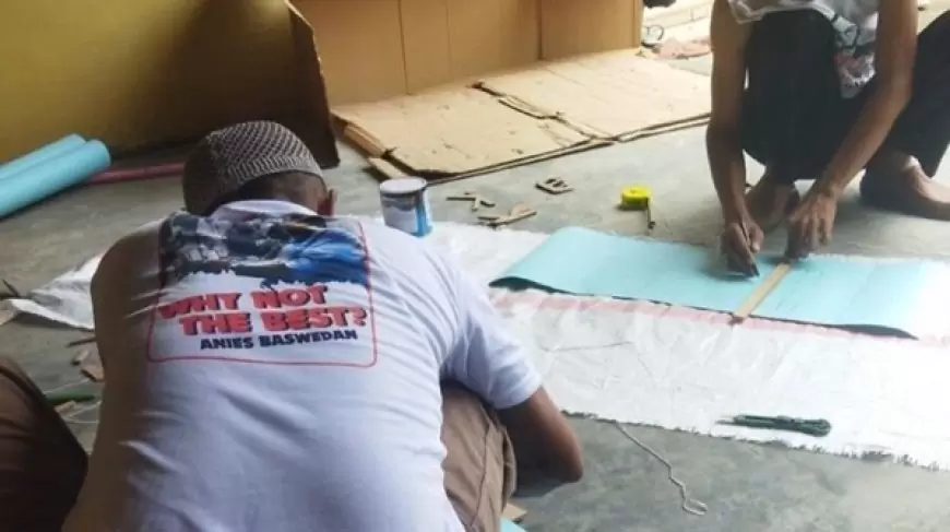 Relawan ANies Lumajang Sosialisasikan Pasangan Anies-Muhaimin dengan Stiker dan Spanduk Rakyat