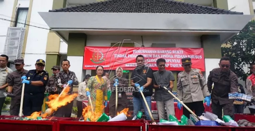 Kejari Tulungagung Musnahkan Barang Bukti Narkotika dan Rokok Ilegal Senilai Rp74 Juta