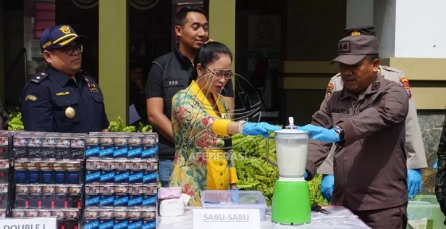 Kejari Tulungagung Musnahkan Barang Bukti Narkotika dan Rokok Ilegal Senilai Rp74 Juta