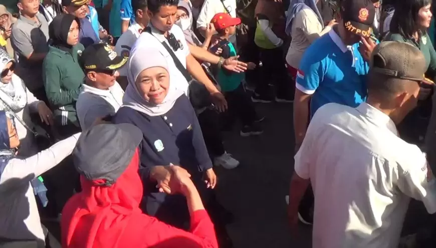 Gubernur Khofifah Meriahkan Ulang Tahun Jatim ke-78 dengan Jalan Sehat Massal di Situbondo