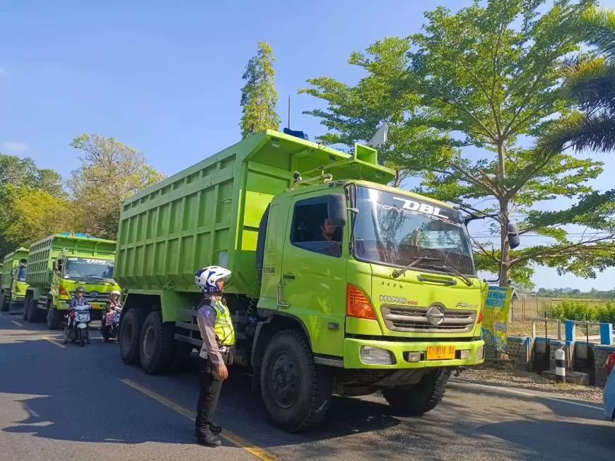 Jelang Nataru, Satlantas Polres Trenggalek Sosialisasikan SKB Mobil Angkutan Barang