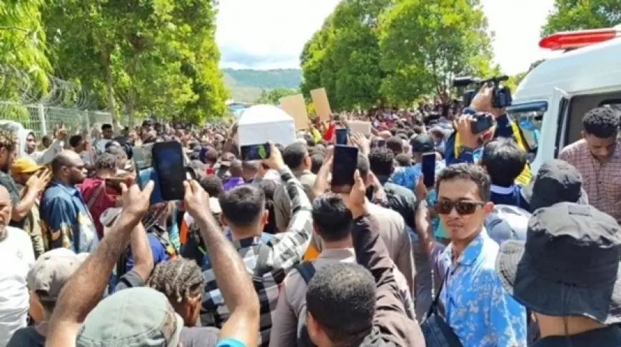 Jenazah Lukas Enembe Tiba di Bandara Sentari, Kabupaten Jayapura: Disambut Haru Warga