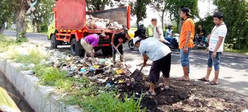 Sampah Menumpuk di Pinggir Jalan, Ini yang Dilakukan Pemkab Bondowoso dan Pemdes Koncer Kidul