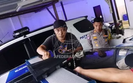 Respon Keluhan Masyarakat, Satlantas Polres Tulungagung Pasang Stiker Film Kurangi Gangguan Cahaya Lampu Rotator