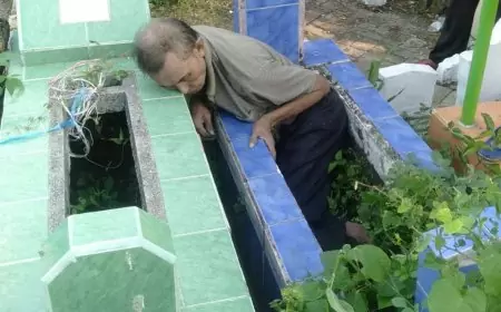 Gempar, Seorang Pria Sebatang Kara Tewas Memeluk Pusara Orang Tuanya