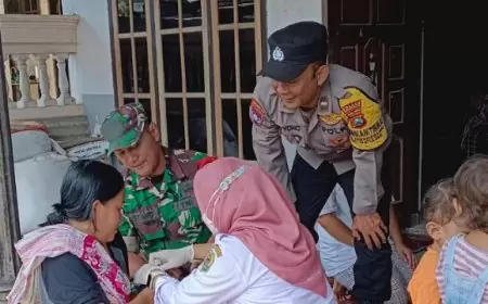Bhabinkamtibmas Polres Trenggalek Mendukung Suksesnya Sub Pekan Imunisasi Nasional (PIN) Polio