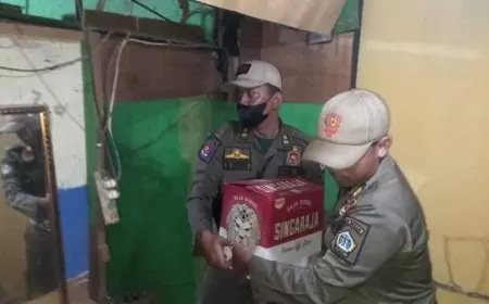 Razia Warung di kawasan Pelabuhan, Satpol PP Gresik Amankan Ratusan Botol Miras